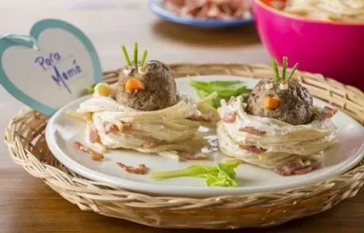 NIDOS DE ESPAGUETI Y PAJARITOS DE ALBÓNDIGAS
