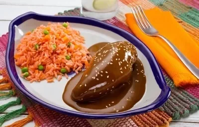 MOLE CON POLLO Y ARROZ ROJO MOLE CON POLLO Y ARROZ ROJO