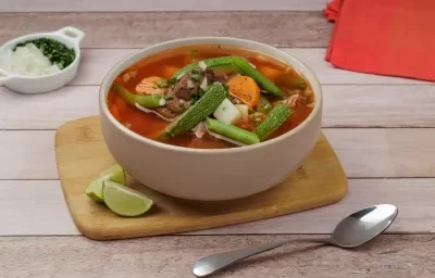 Caldo de Res Rojo con Verduras Caldo de Res Rojo con Verduras