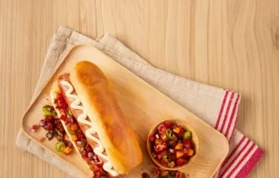Hot dog con pico de gallo de mango Hot dog con pico de gallo de mango