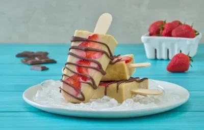 Paletas Heladas de Matcha y Fresa