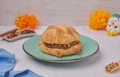 Pan de Muerto Relleno de Chocolate Chai