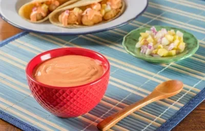 Salsa rosa con tacos de pescado rebozados Salsa rosa con tacos de pescado rebozados