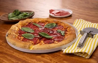 Pizza de pepperoni con orilla de queso Pizza de pepperoni con orilla de queso