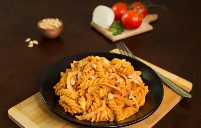 Fusilli con cacahuate y tomate
