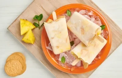 Paletas de Piña con Galleta Paletas de Piña con Galleta