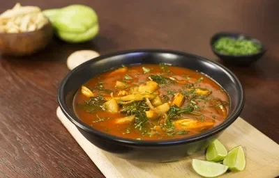 Sopa de pollo con acelgas y chayotes Sopa de pollo con acelgas y chayotes