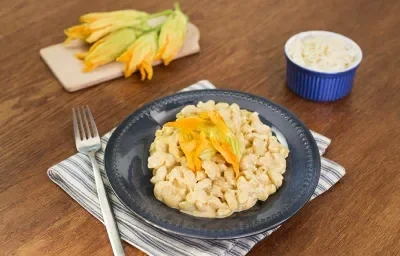 Mac and cheese con flor de calabaza