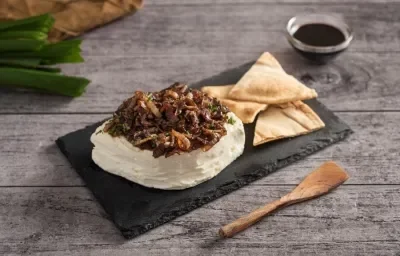 Queso con Cebollitas y Tocino Queso con Cebollitas y Tocino