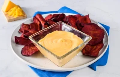 NACHOS de BETABEL con QUESO preparados con Media Crema NESTLÉ®