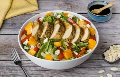 Ensalada de Pollo, Mango y Queso de Cabra