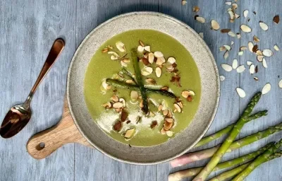Sopa de Espárragos con Almendras Sopa de Espárragos con Almendras