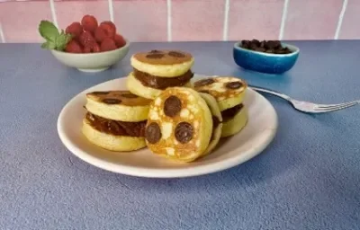 Mini Sándwiches de Pancakes Rellenos de Chocolate Mini Sándwiches de Pancakes Rellenos de Chocolate