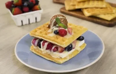 Sandwich de Waffle con helado y frutos rojos Sandwich de Waffle con helado y frutos rojos