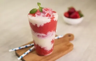 FRAPPE DE FRESA CON LECHERA FRAPPE DE FRESA CON LECHERA