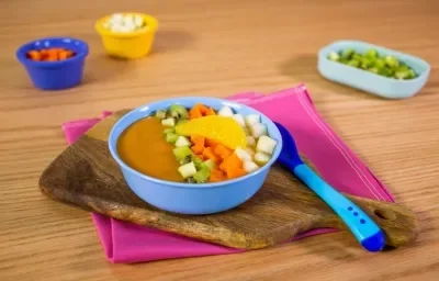Cóctel de fruta con salsa de durazno