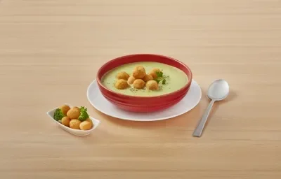 Crema de brócoli con bolitas de papa Crema de brócoli con bolitas de papa