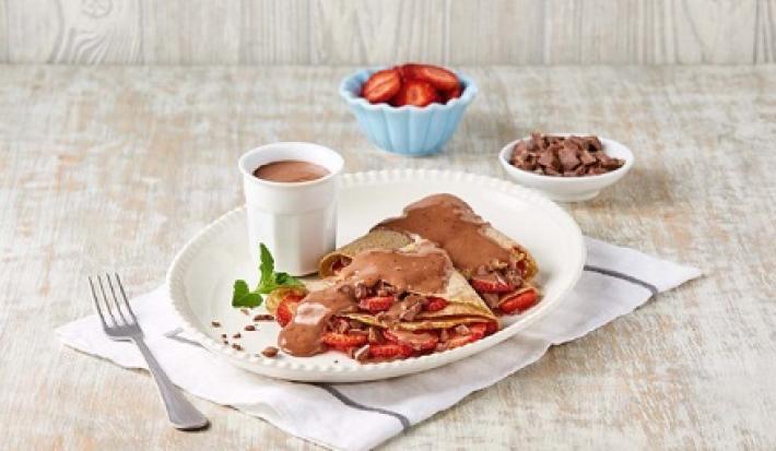 Crepas con fresas y salsa de chocolate