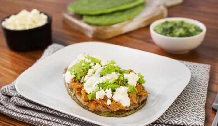 Huarache de nopal con tinga de atún