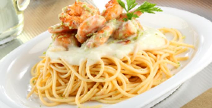 Spaghetti con crema agría y camarones