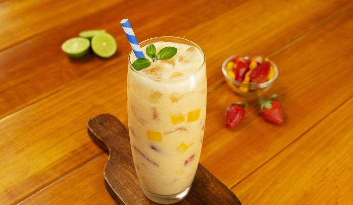 Agua de fresa con mango