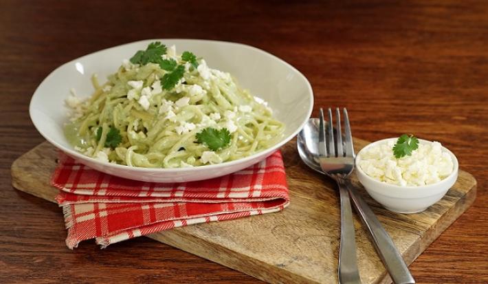 Espagueti con salsa de cilantro y poblano