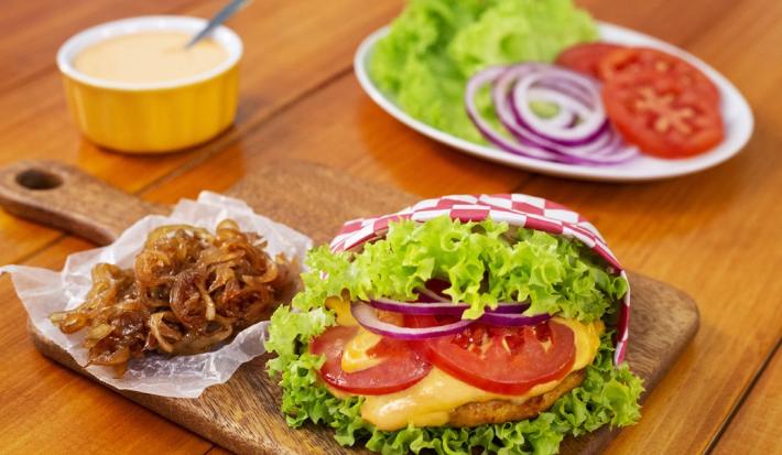 Hamburguesa de pollo con chipotle preparada con Sazonador MAGGI® JUGOSO AL SARTÉN® con Finas Hierbas.