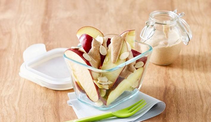 Snack de manzana con crema de queso y canela