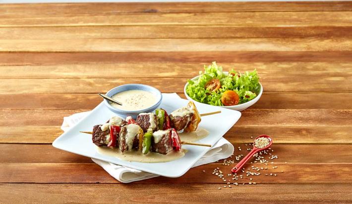 Brochetas con salsa de ajonjolí
