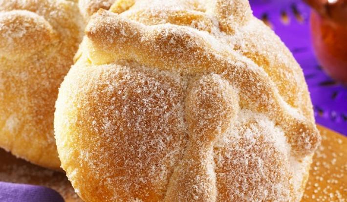 Pan de muerto con chocolate