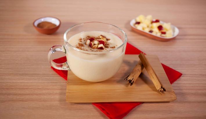 ATOLE de MANZANA y CANELA preparado con CARNATION® CLAVEL