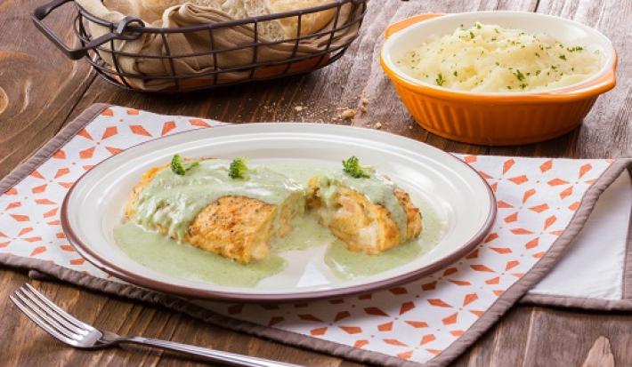 rollitos de pollo con queso en salsa  de brócoli