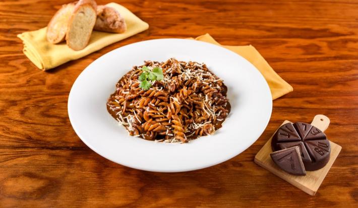 Pasta con Pollo y Mole
