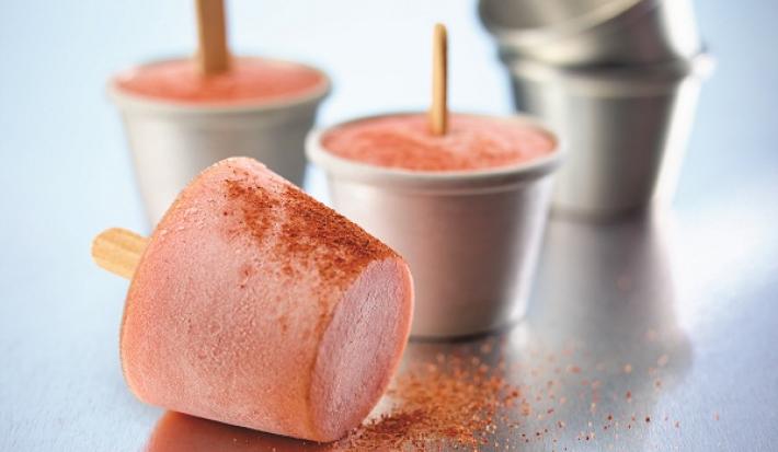 Paletas heladas de mango-chamoy