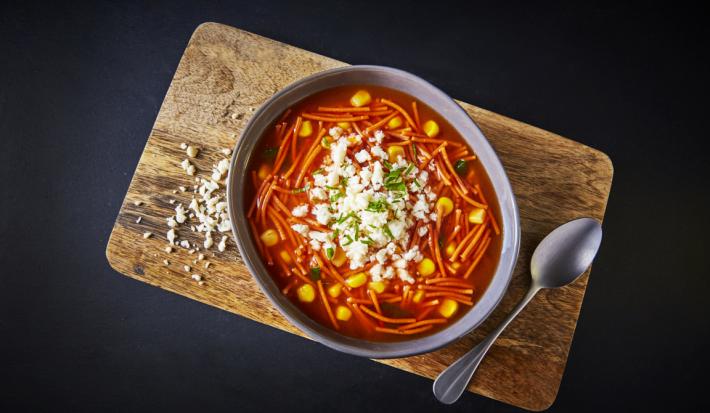 Sopa de fideo con verduras