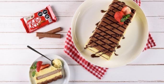 PASTEL HELADO KITKAT® preparado con Oblea Cubierta de Chocolate con Leche KITKAT®.