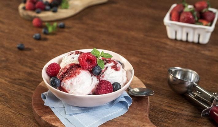 Helado de queso con frutos rojos