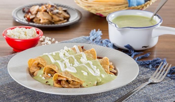 Enchiladas de champiñones con salsa poblana