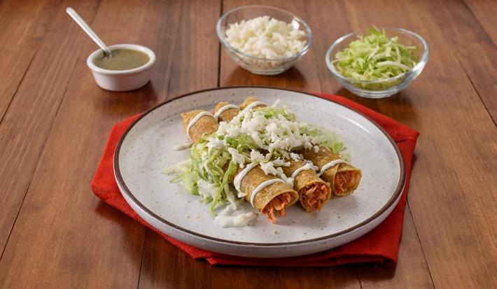 TACOS DORADOS de TINGA de POLLO preparados con CONSOMATE® .