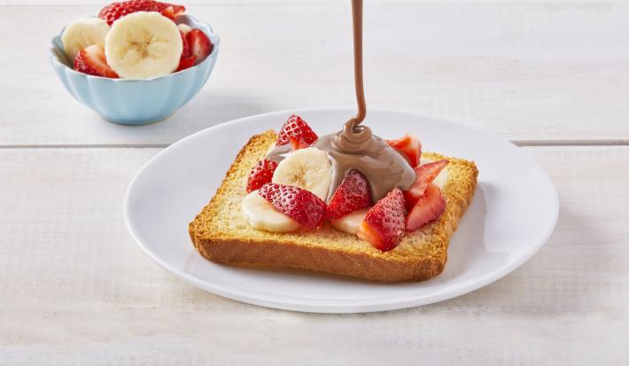 Pan tostado con plátano y fresas