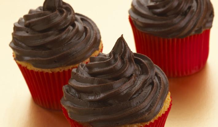 Cupcakes con betún de chocolate