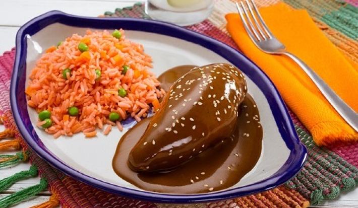 MOLE CON POLLO Y ARROZ ROJO