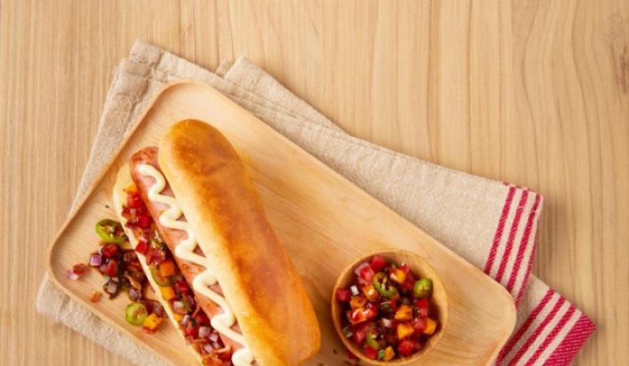 Hot dog con pico de gallo de mango