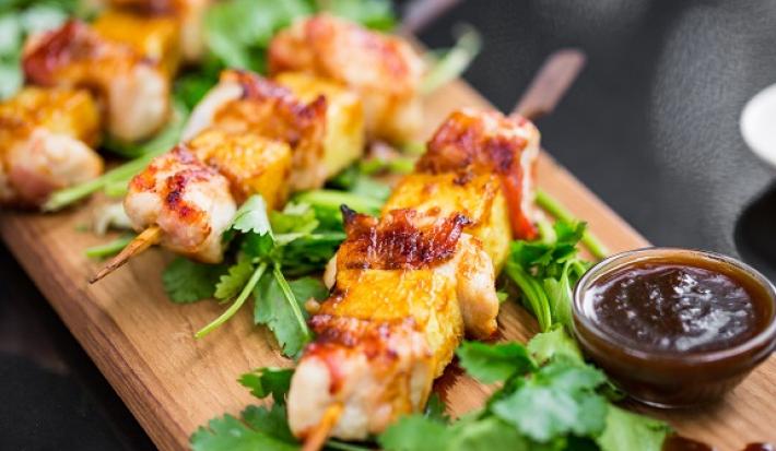 Brochetas de pollo con salsa de piña