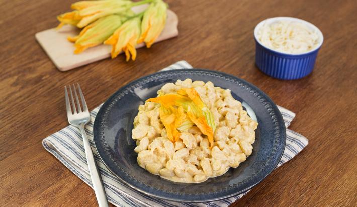 Mac and cheese con flor de calabaza