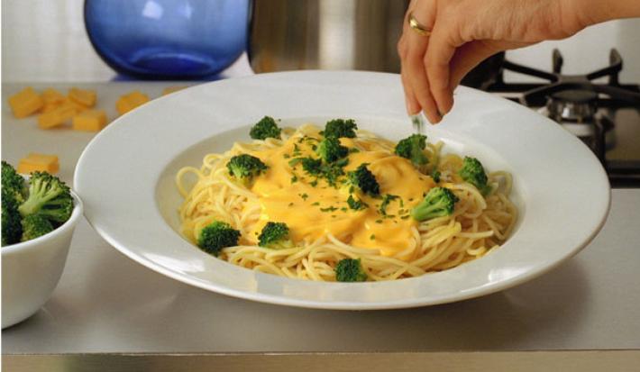 Espaguei con salsa de queso amarillo y borcoli