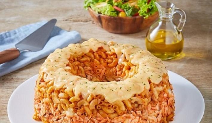 Rosca de pasta con atún y tomate