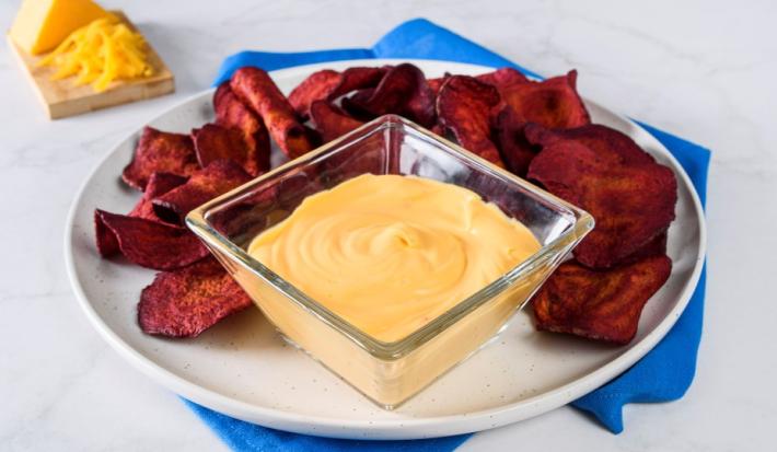 NACHOS de BETABEL con QUESO preparados con Media Crema NESTLÉ®