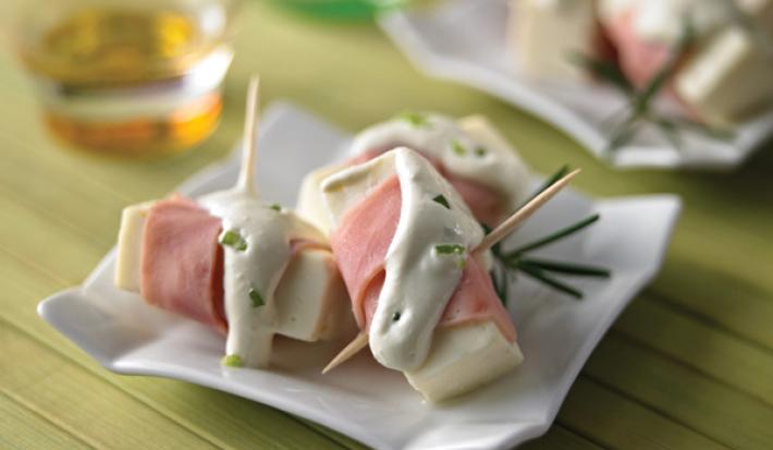 Dip de serrano con rollitos de jamón y queso