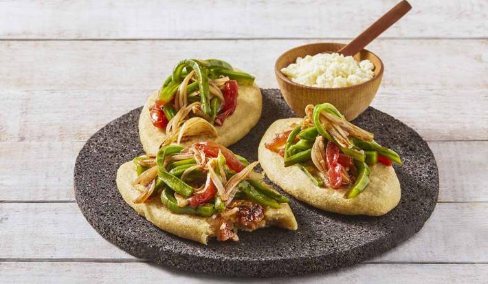 Tlacoyos de chicharrón con nopales